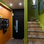Edificio Aire Morito Rozando Agujas De La Catedral De Burgo