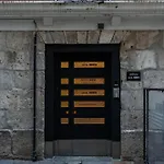 Edificio Aire Morito Rozando Agujas De La Catedral De Burgo