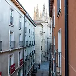 Edificio Aire Morito Rozando Agujas De La Catedral De
