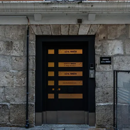 Edificio Aire Morito Rozando Agujas De La Catedral De Burgo